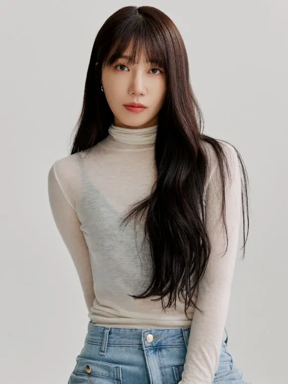 Jung Eun-ji to Release Summer, I on August 11, Returning With a Summer Mini Album
