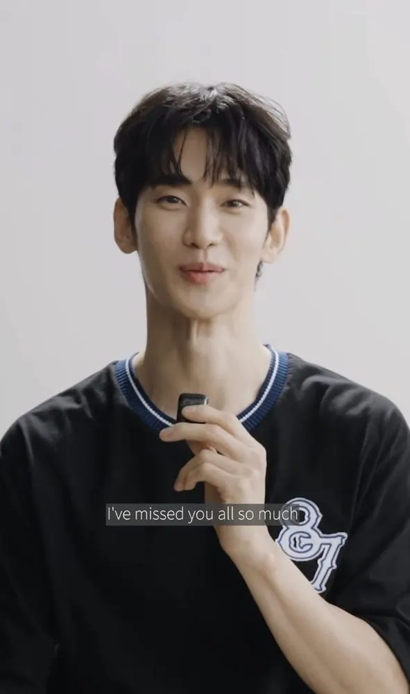 김수현, 해외 광고 인터뷰로 복귀 인사… 활동 재개의 첫 장면