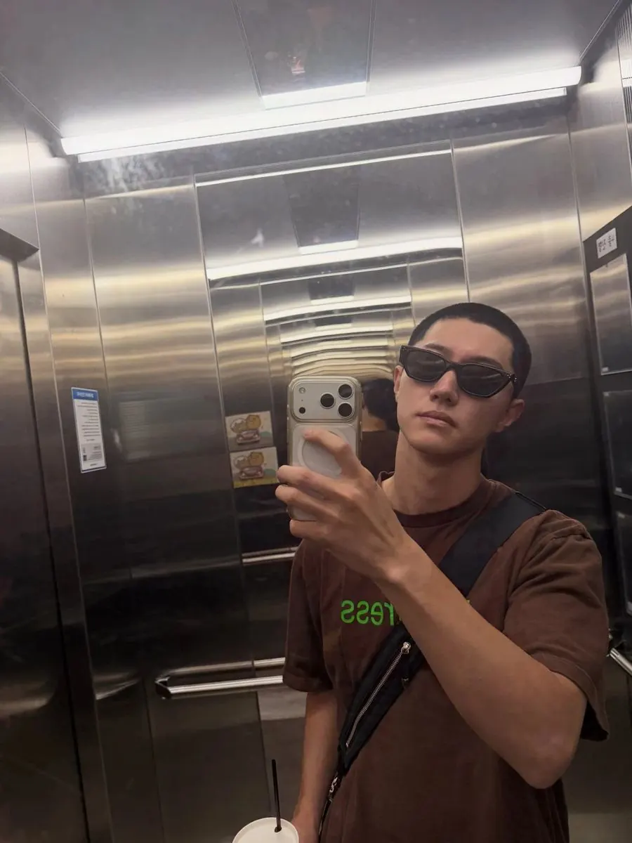 Kwak Dong-yeon pre-enlistment elevator selfie