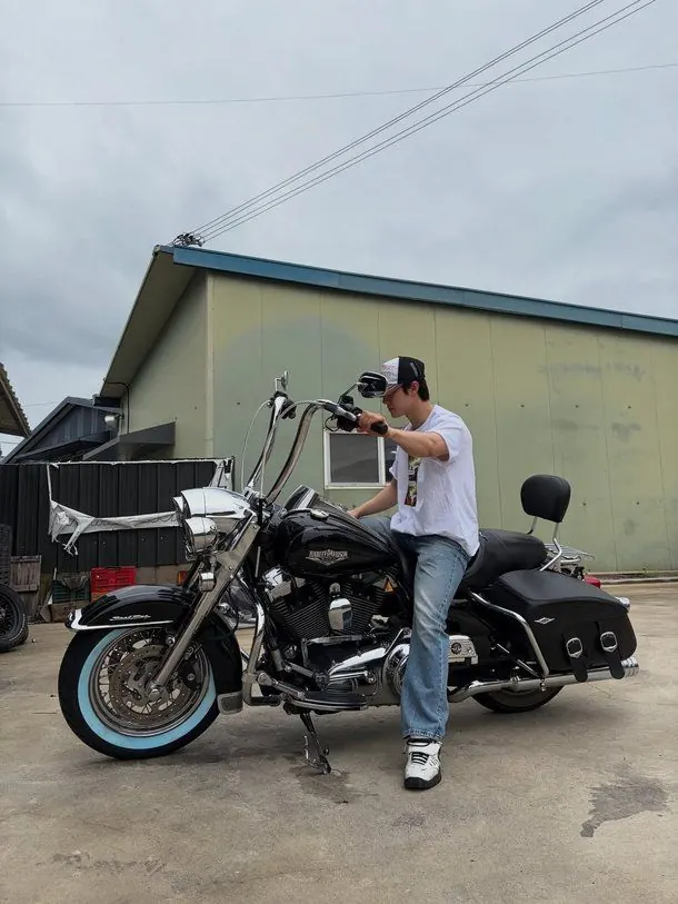 Kwak Dong-yeon pre-enlistment motorcycle update